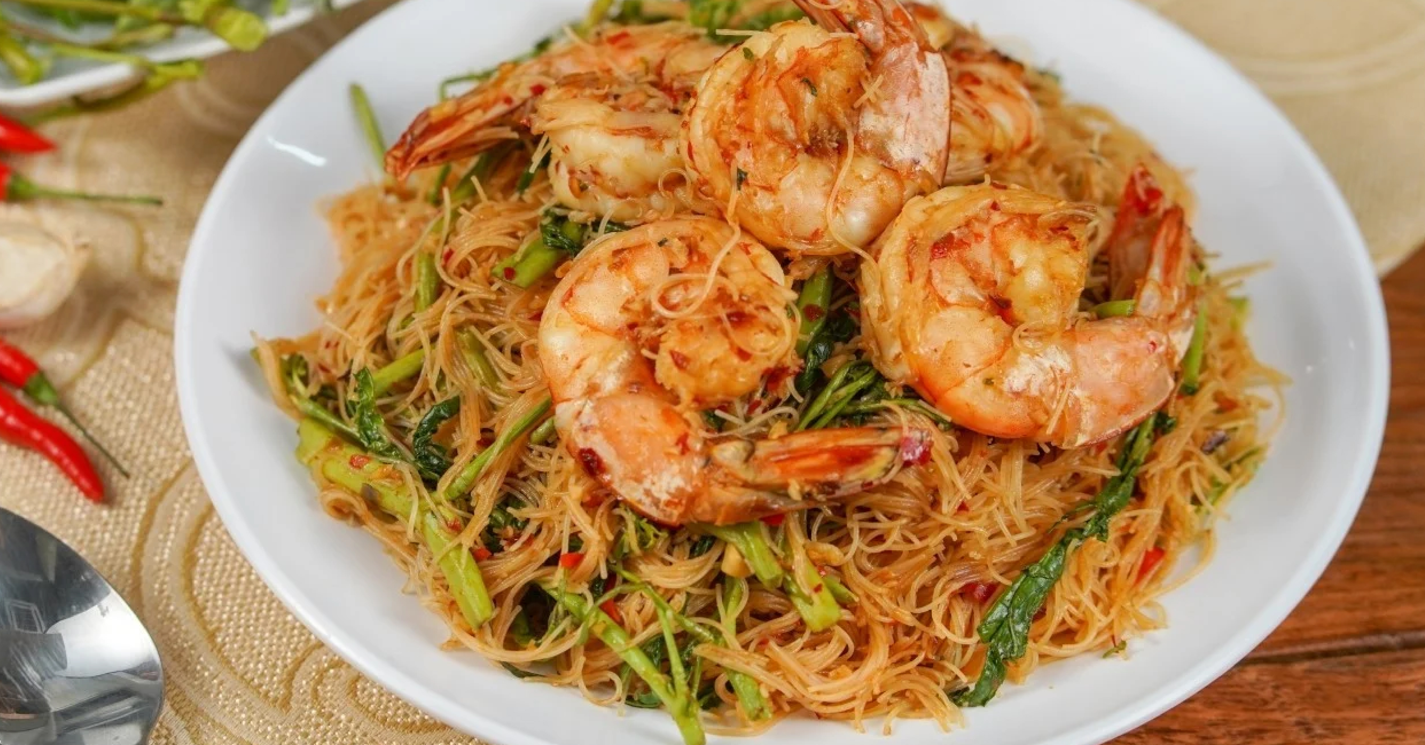 21. เส้นหมี่ข้าวกล้องผัดผักกระเฉดกุ้ง